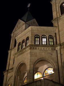 夜のカトリック松が峰教会聖堂｜2015年｜宇都宮市松が峰 撮影＝大洲大作 (C)Daisaku Oozu