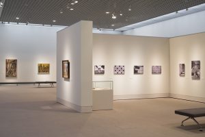 ｢石の街うつのみや｣展 会場2より ｢旧･神奈川県立近代美術館 鎌倉館｣のコーナー（中央） 撮影：大洲大作 (C)Daisaku Oozu